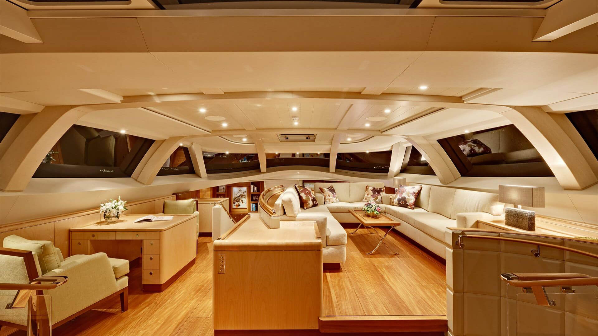 bsw yachteinrichter mit Yachtinterieur Wohn- und Essbereich für luxuriöse Segelyacht.