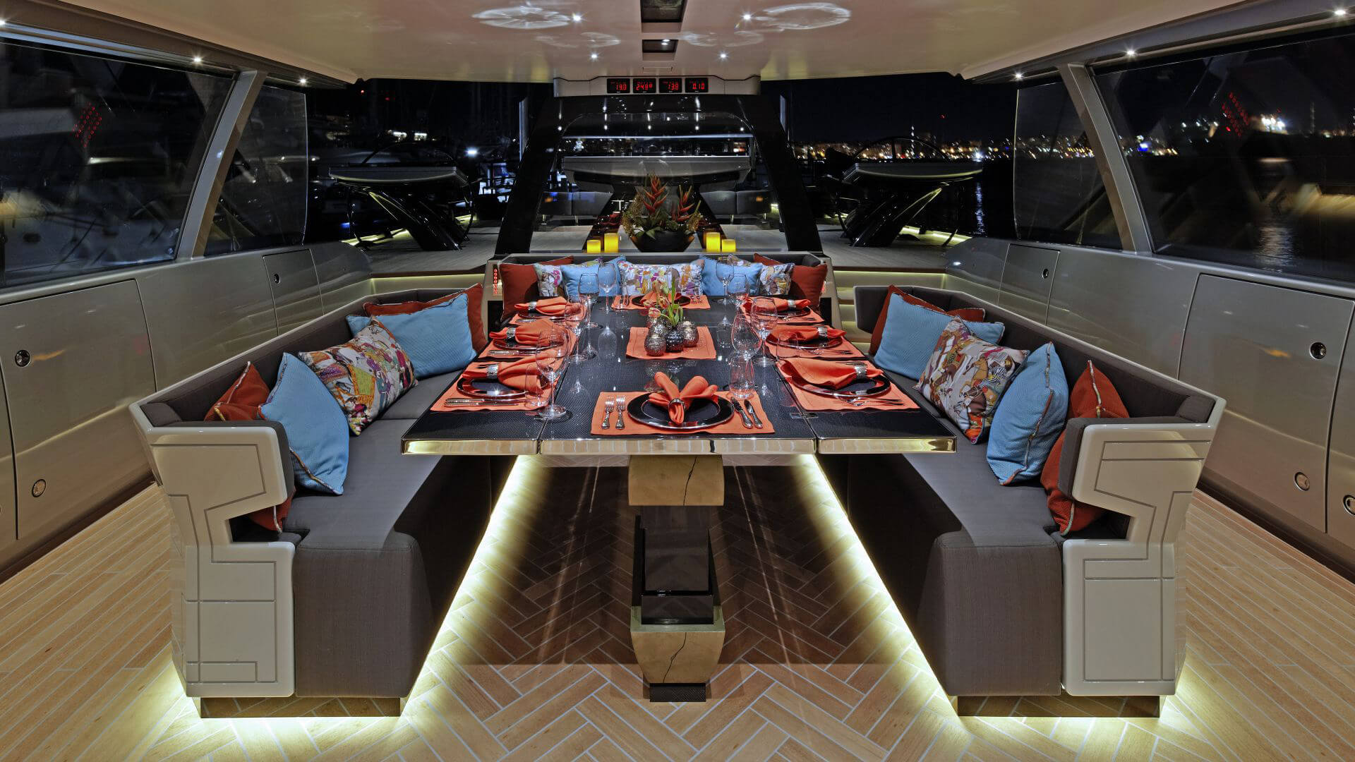 bsw yachteinrichter propose des aménagements intérieurs luxueux pour l’espace salle à manger d’un yacht à voiles.