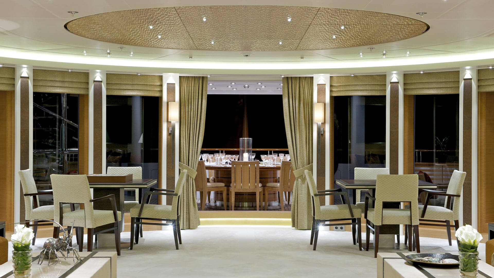 bsw yachteinrichter 豪华机动游艇上的餐厅和室外区的内部装潢
