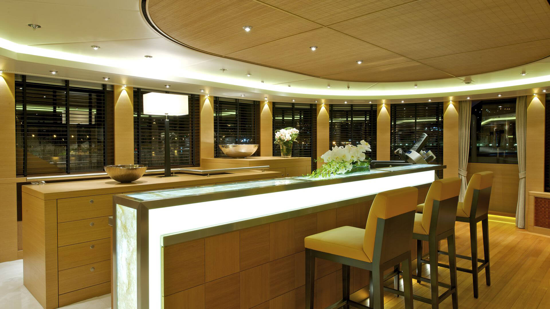 Perfektes Yachtrefit: Eine von bsw yachteinrichter designte Luxus-Bar auf Motoryacht