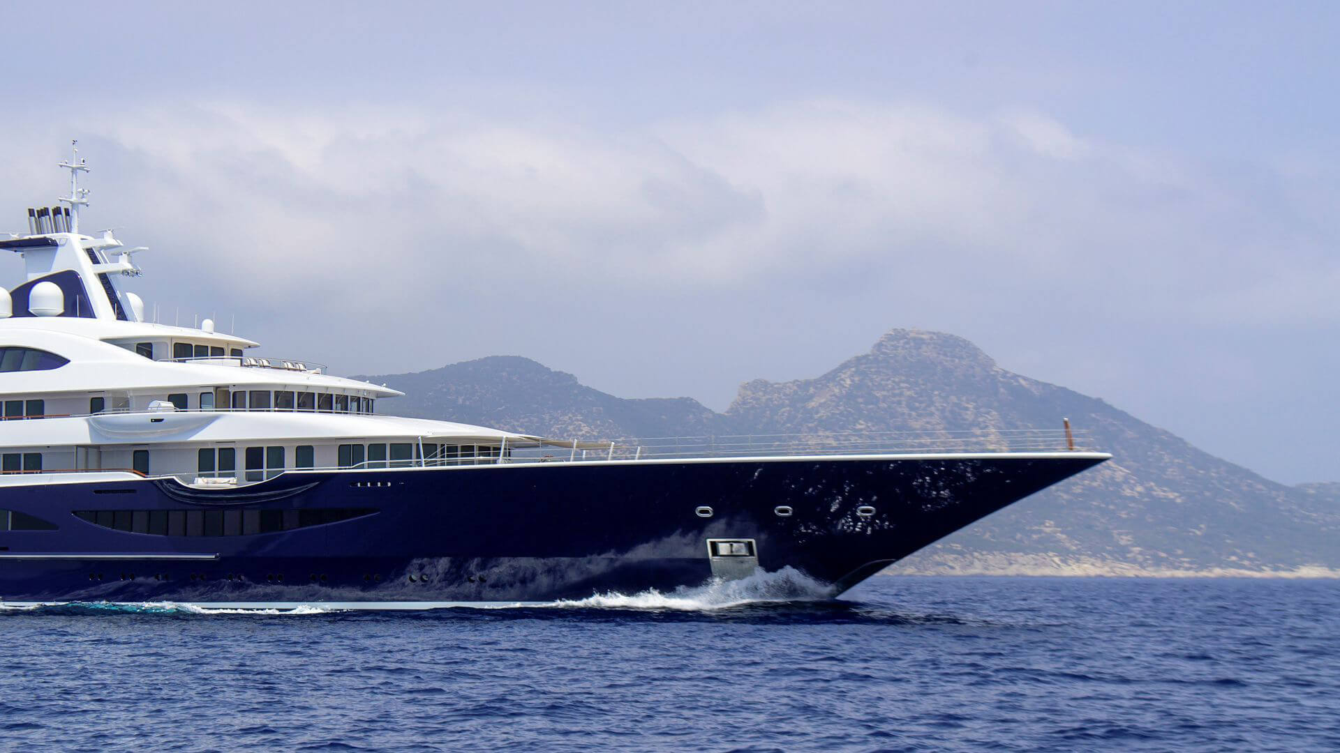 Un yacht à moteur de luxe vu de l’extérieur, avec un aménagement intérieur de très grande qualité signé bsw yachteinrichter