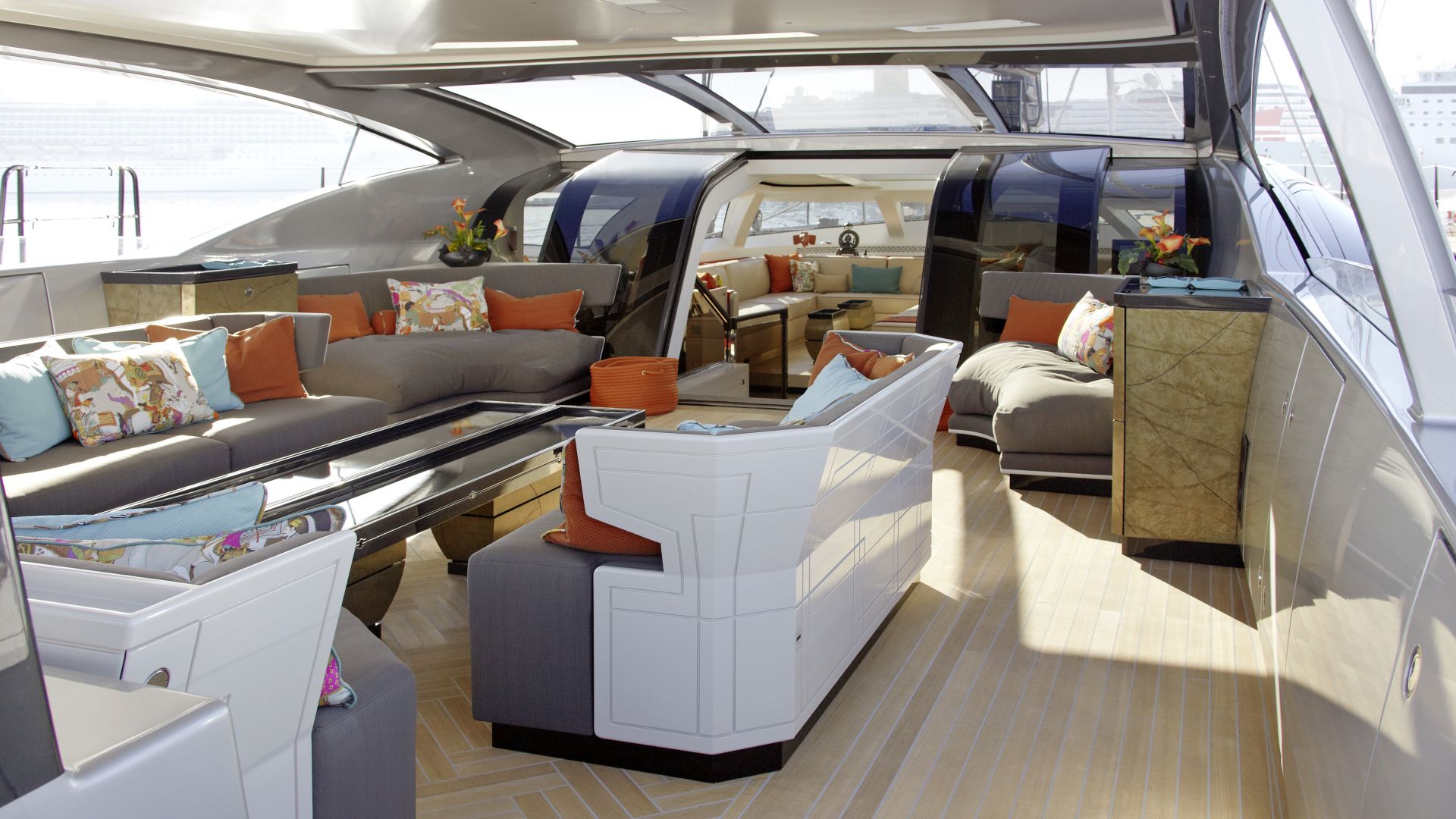 bsw yachteinrichter mit Yachtinterieur für Esszimmer und Außenbereich auf luxuriöser Motoryacht 