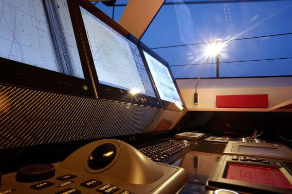 Steuerzentrale an Bord einer Luxusyacht – Luxus und Funktionalität durch perfektes Yachtinterieur von bsw yachteinrichter.
