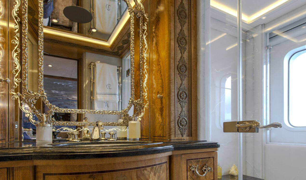 Luxus-Badezimmer mit Waschbecken und Dusche in qualitativ hochwertigsten Materialien von bsw yachteinrichter für perfektes Yachtinterieur. 