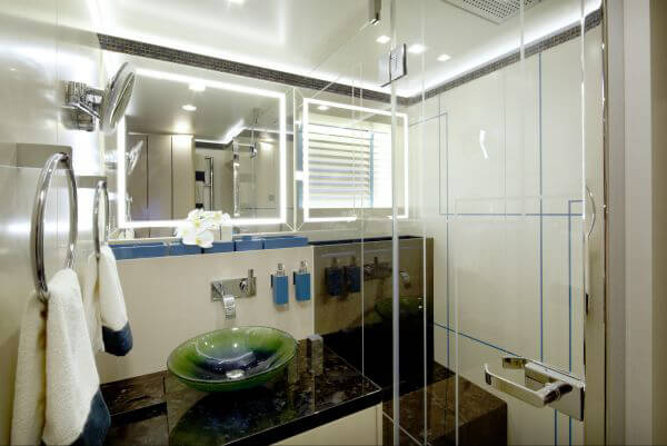 Luxus-Badezimmer einer Yacht mit Waschbecken und Dusche in hochwertiger Handarbeit von bsw yachteinrichter