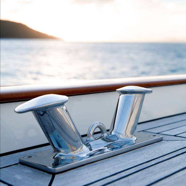 Deck einer Luxus-Segelyacht – Komfort und Funktion mit Yachtinterieur von bsw yachteinrichter