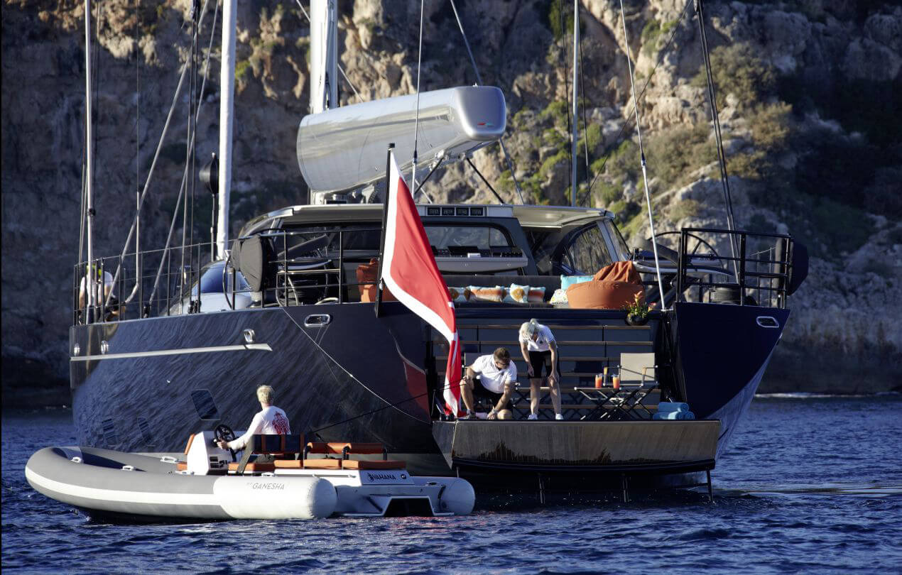Crew am Heck einer high-end Segelyacht in effektiver Leichtbauweise von bsw yachteinrichter