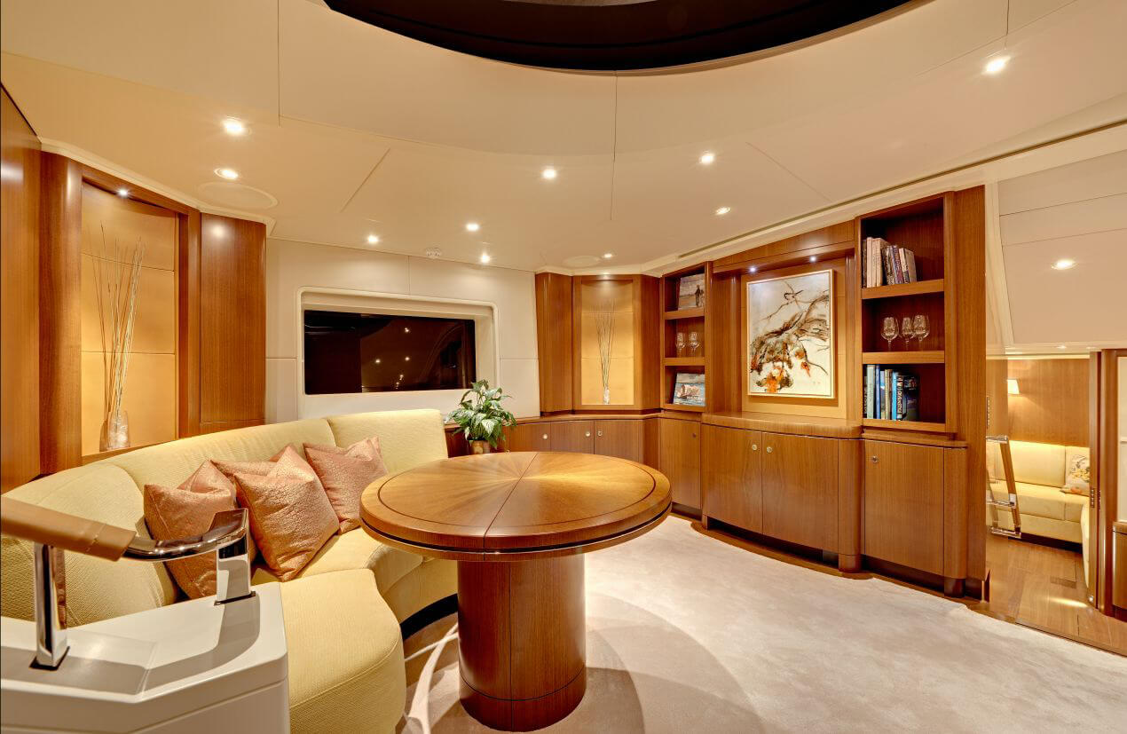 Hochwertiger Yacht-Wohnbereich optimal gepflegt durch die bsw yachteinrichter Touch-Up-Spezialisten