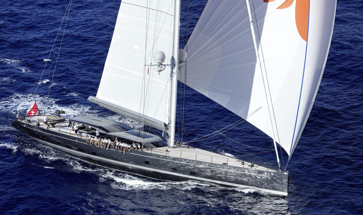 Crew auf Segelyacht mit effektiver Leichtbauweise – bsw yachteinrichter kombiniert Luxus und Komfort.