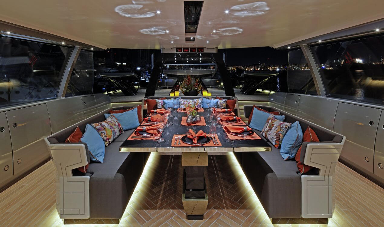 Dinnertisch an Deck einer Luxusyacht: bsw yachteinrichter bietet den Full-Service für Ihr Yachtinterieur
