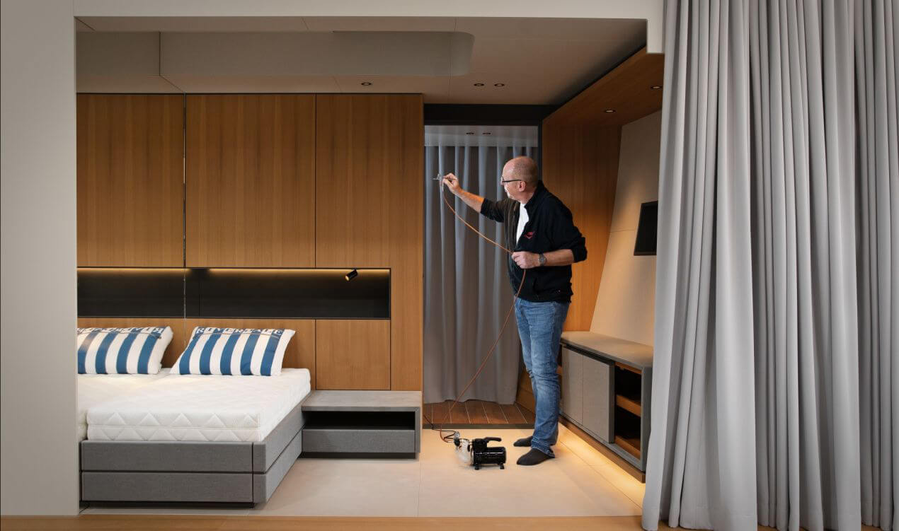 bsw yachteinrichter beim Touch Up einer Luxusyacht: Ihr Touch Up Spezialist für empfindliche Oberflächen.