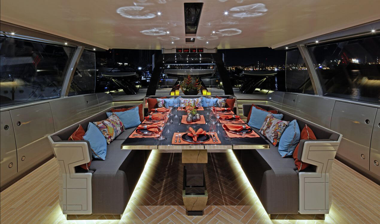 Dinnertisch an Deck einer Luxusyacht: bsw yachteinrichter bietet den Full-Service für Ihr Yachtinterieur