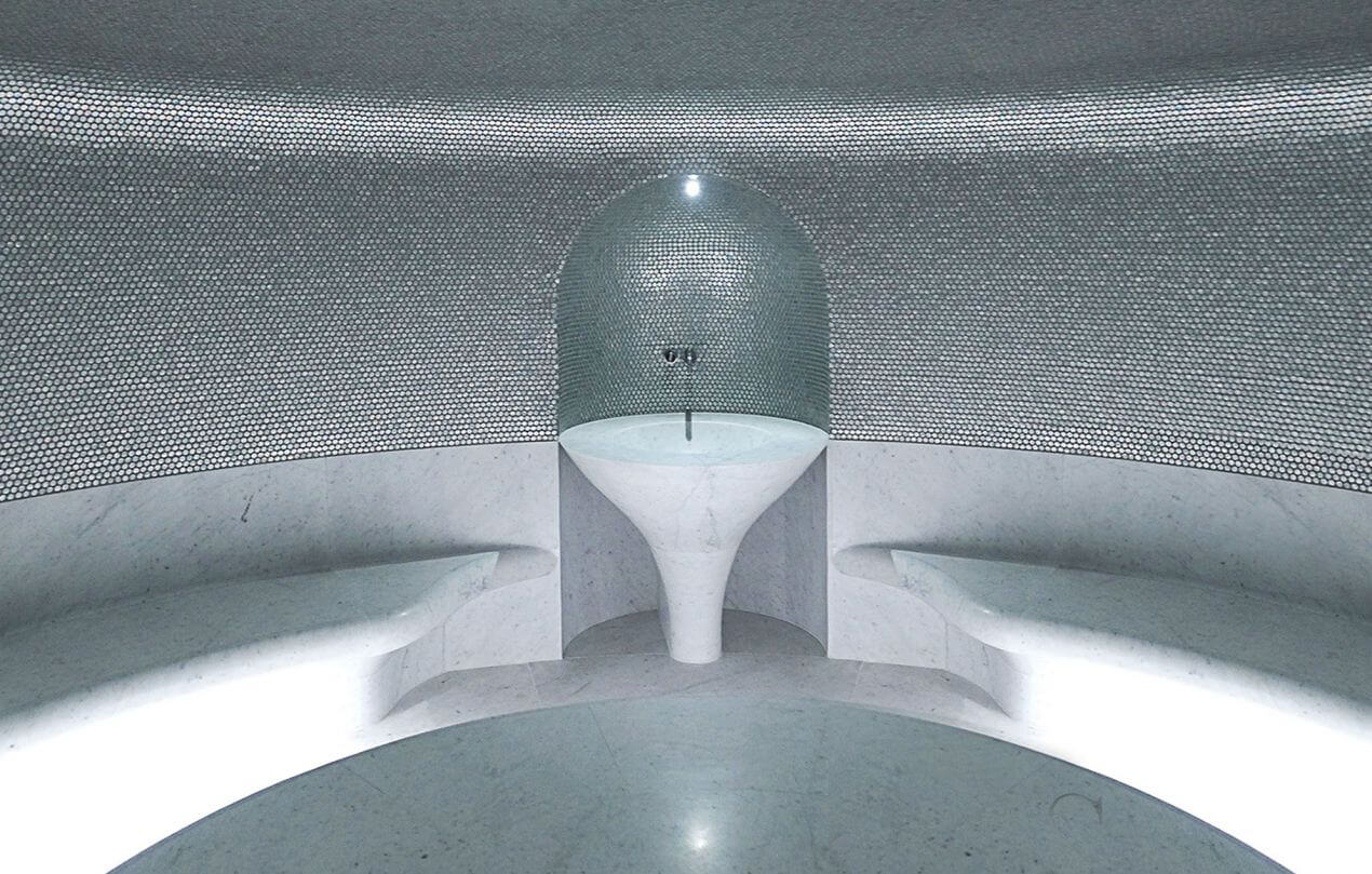 Maßgeschneiderter Spa einer Luxusyacht mit innovativen Lösungen für Sauna und Wellness.