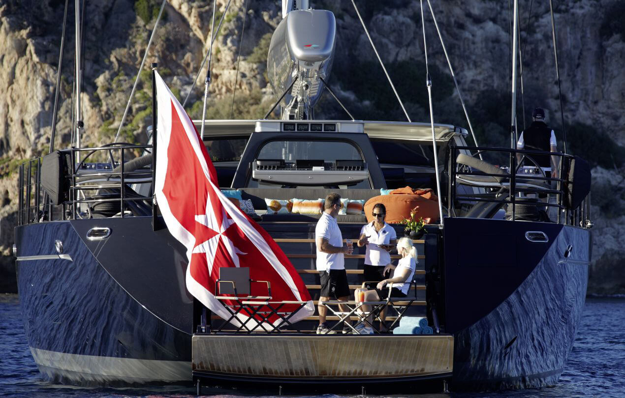 Deck einer luxuriösen Segelyacht mit Blick auf qualitatives Yachtinterieur mit hochwertigen Materialien