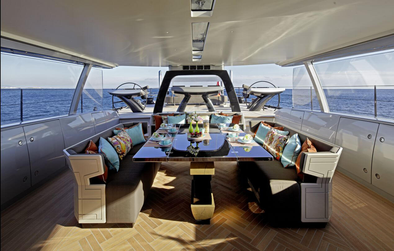 Essbereich einer Luxusyacht mit Blick aufs Wasser – Umsetzung durch bsw yachteinrichter