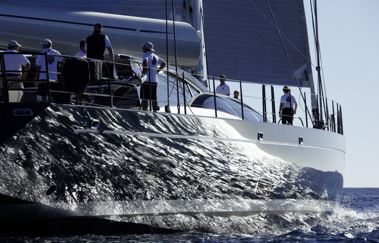 Tripulación en la cubierta de un yate de vela de alto rendimiento de construcción ligera y eficaz de bsw yachteinrichter