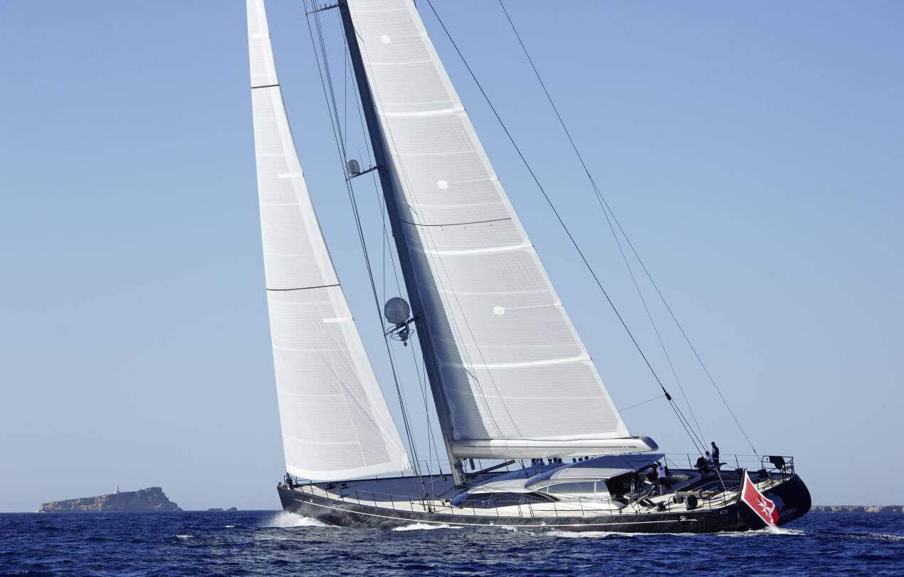 Tripulación a bordo de un yate de vela de alto rendimiento de construcción ligera y eficaz de bsw yachteinrichter
