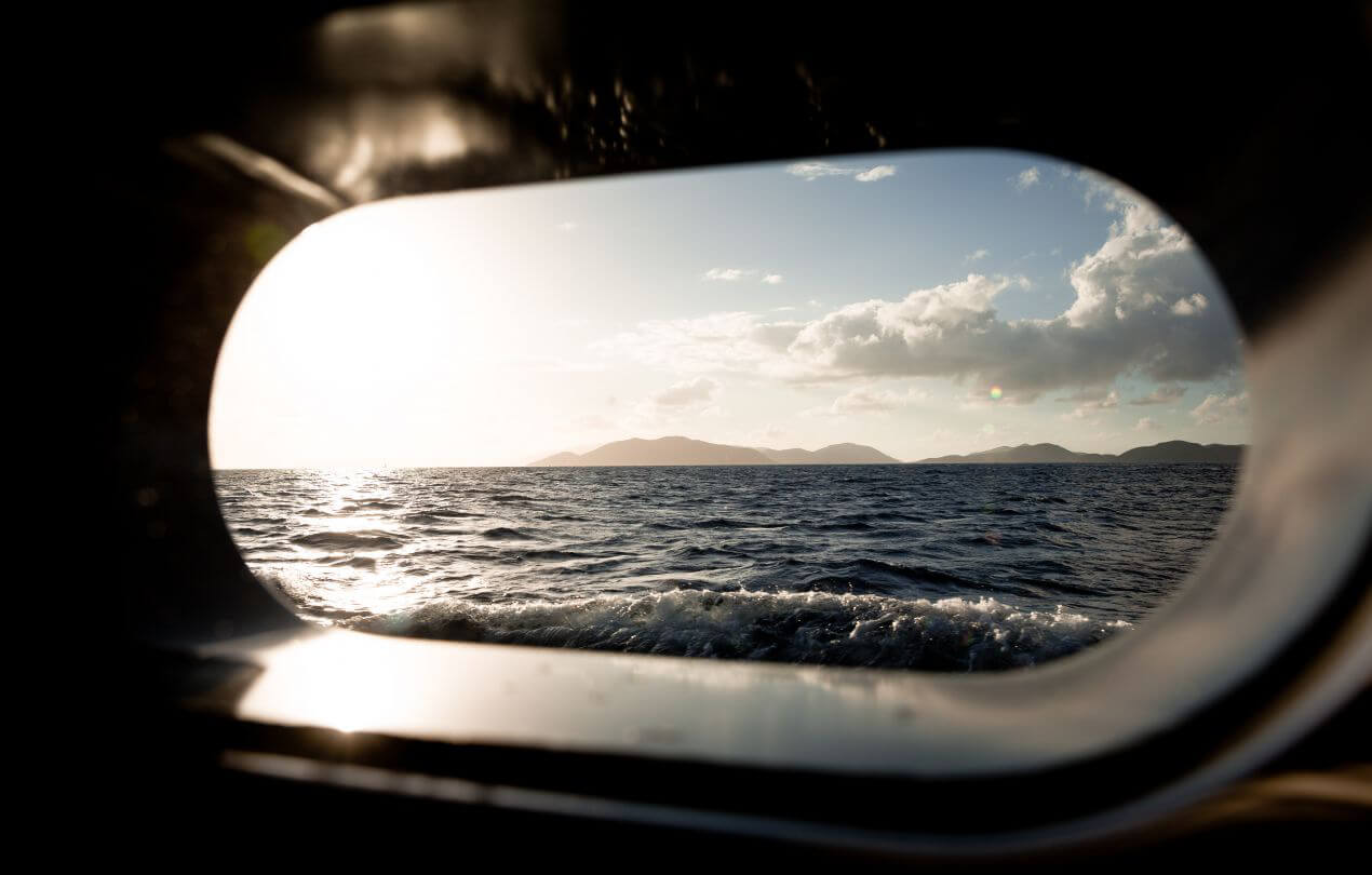 Иллюминатор яхты с видом на воду — bsw yachteinrichter предлагает роскошный и комфортный интерьер
