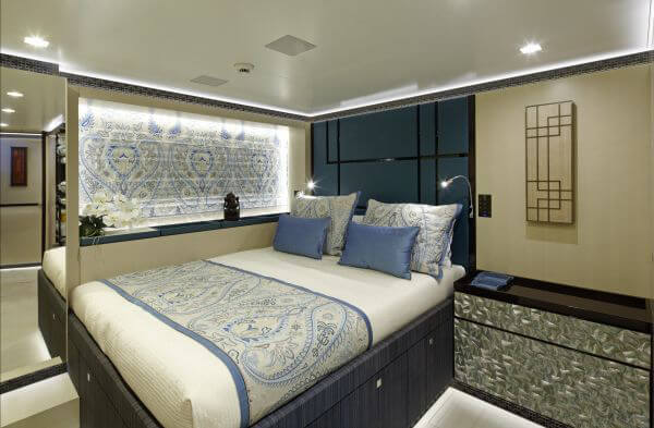 Une chambre à coucher en matériaux de la plus haute qualité, grâce à une gestion de projet complète par bsw yachteinrichter, pour un aménagement intérieur de yacht d'excellence.