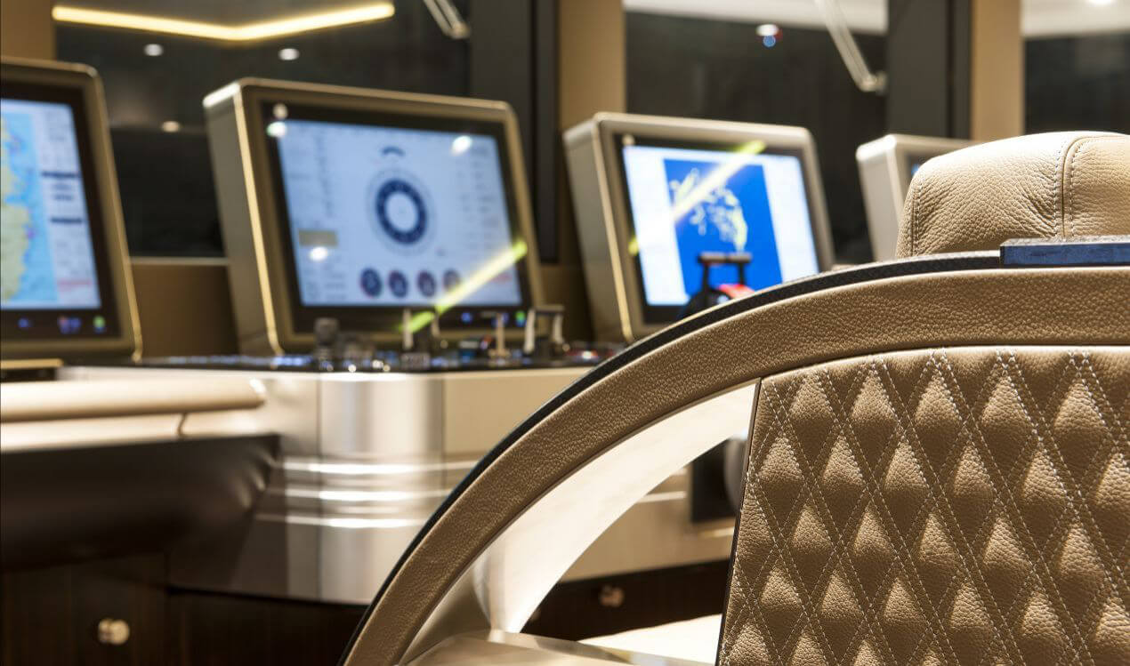 Poste de commande en matériaux de la plus haute qualité dans l’intérieur aménagé d’un yacht à moteur signé bsw yachteinrichter
