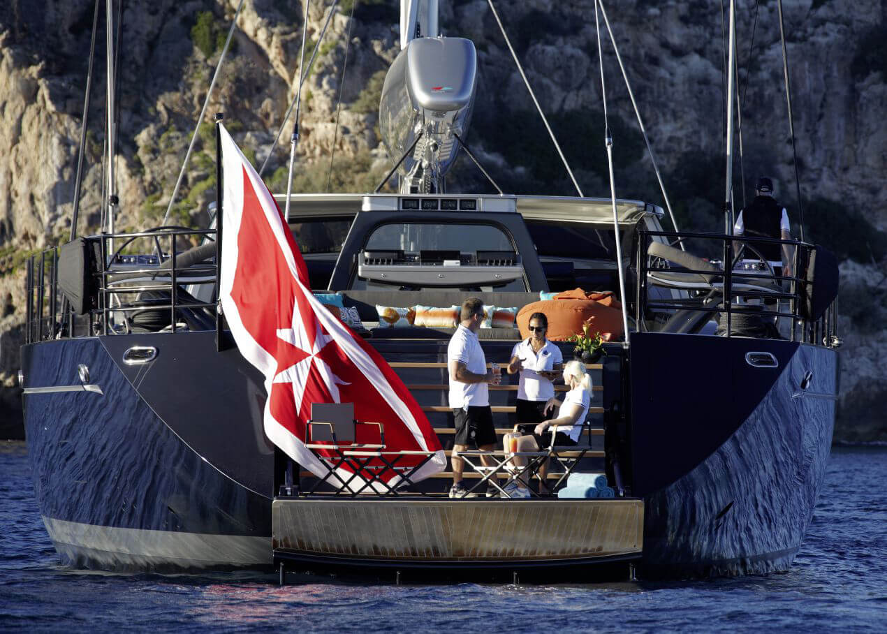 Pont d’un yacht à voiles de luxe avec vue sur l’aménagement intérieur de qualité en matériaux de haute qualité