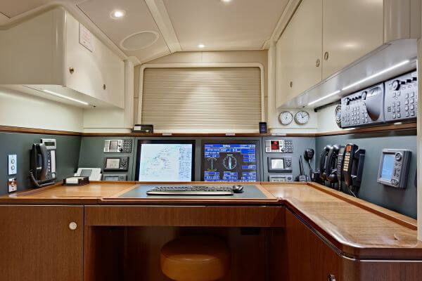 Poste de commande à bord d’un yacht : luxe et fonctionnalité grâce à des aménagements intérieurs d'excellence signés bsw yachteinrichter.