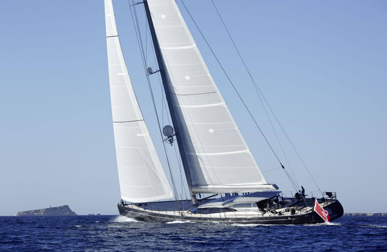 Équipage à bord d’un yacht à voiles hautes performances à construction légère efficace signée bsw yachteinrichter