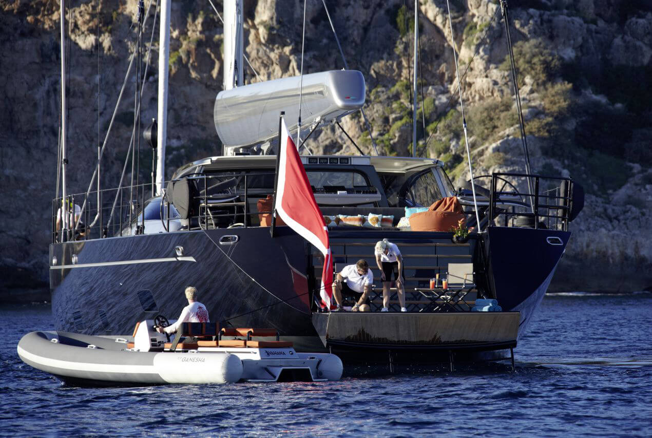 Équipage sur la poupe d’un yacht à voiles haut de gamme de construction légère et efficace, signée bsw yachteinrichter