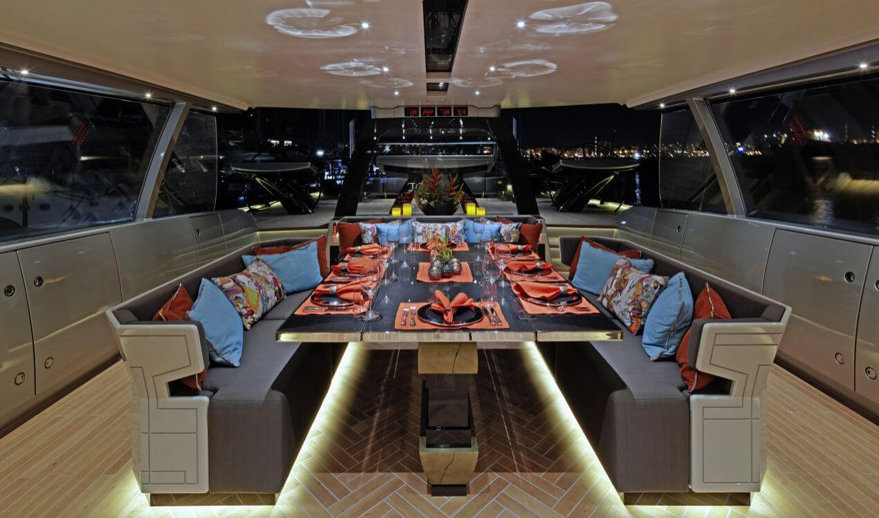 Table de dîner sur le pont d’un yacht de luxe : bsw yachteinrichter offre un service complet pour l’aménagement intérieur de votre yacht