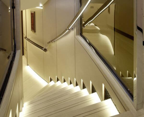 Escalier éclairé aux surfaces de haute qualité à bord d’un yacht à voiles de luxe : bsw yachteinrichter