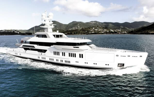 يخت فاخر ذو محرك على الماء مع تصميم داخلي مثالي من bsw yachteinrichter.