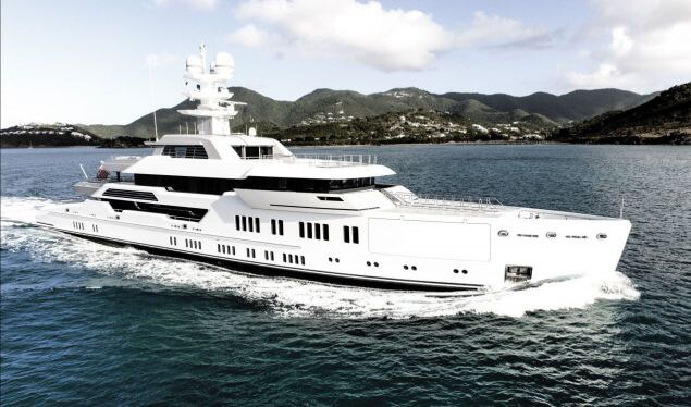 Yate a motor de lujo en el agua con un interior perfecto de bsw yachteinrichter.